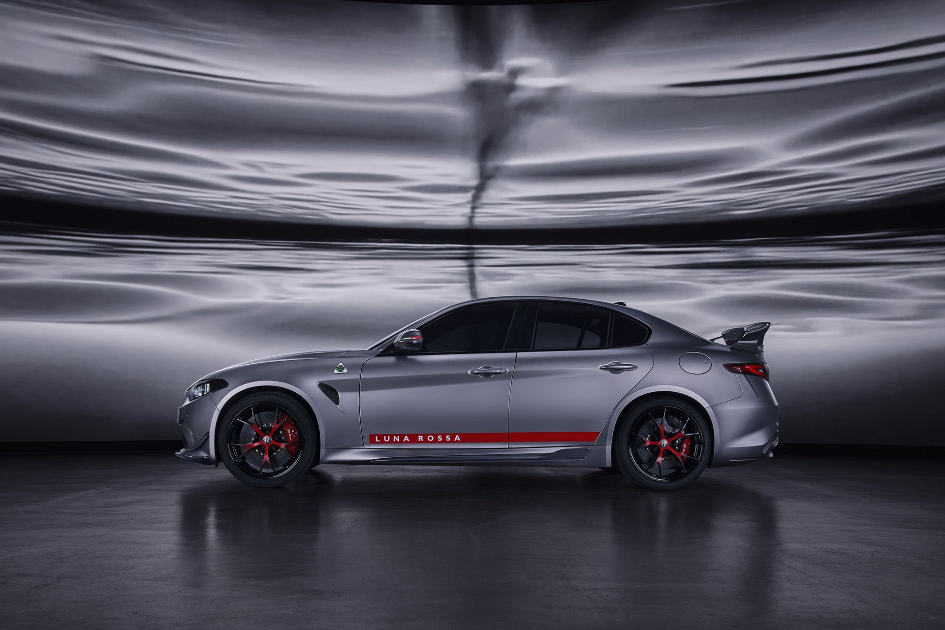 Ювелирное издание Alfa Romeo Giulia Quadrifoglio Luna Rossa