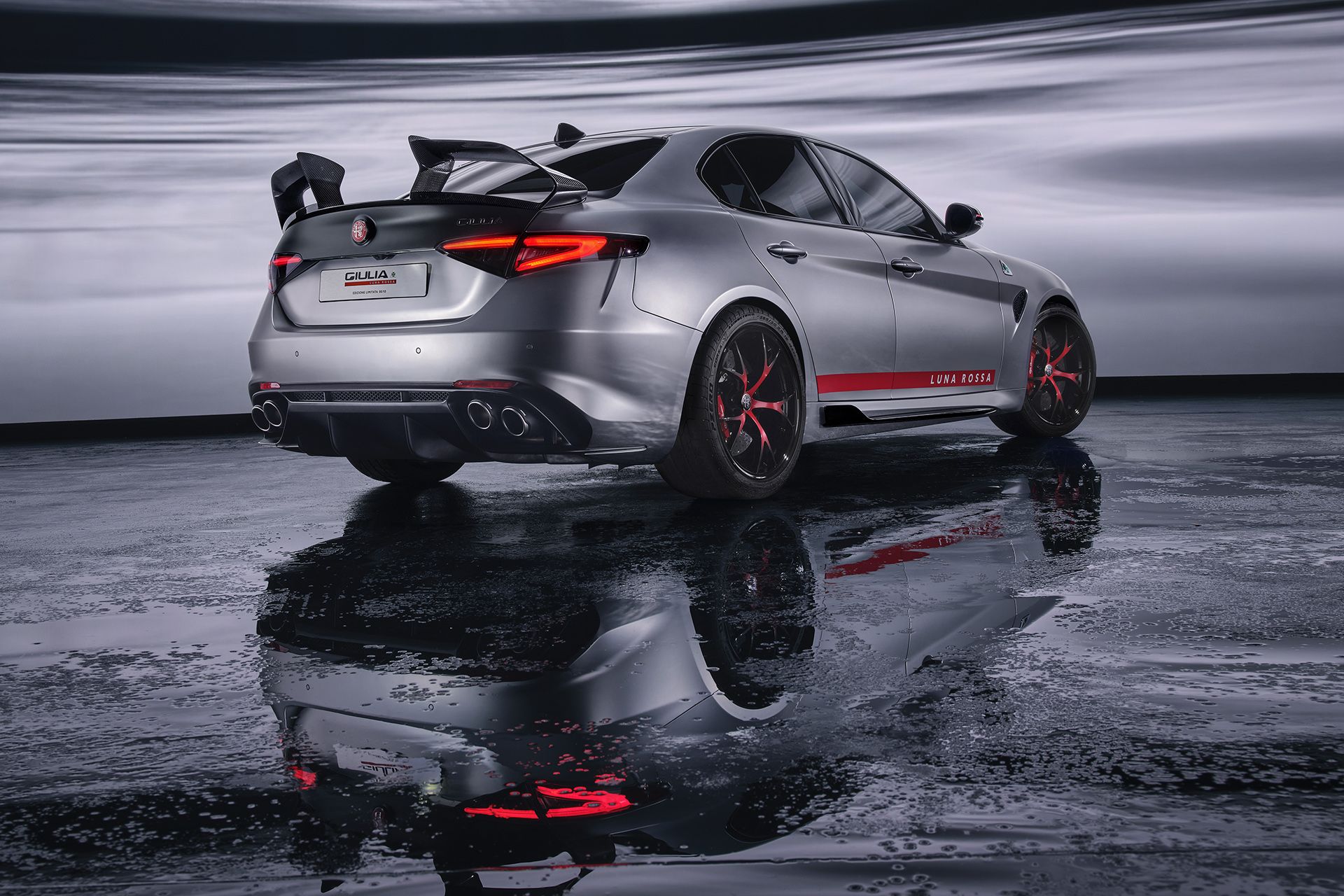 Ювелирное издание Alfa Romeo Giulia Quadrifoglio Luna Rossa