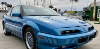 Два легендарных Петти поставили автографы на этом 1992 Pontiac Gran