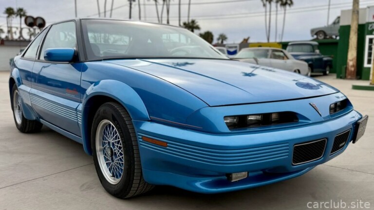 Два легендарных Петти поставили автографы на этом 1992 Pontiac Gran