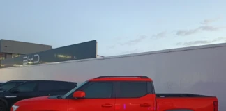 Красный BYD Shark 6, вид сбоку