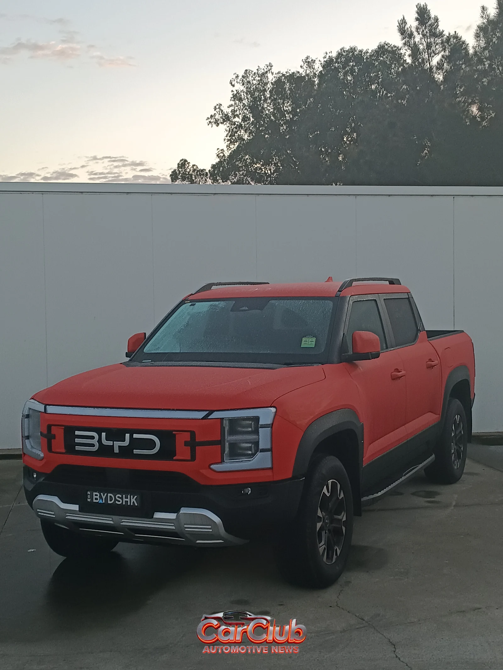 Красный BYD Shark 6, вид спереди и сбоку
