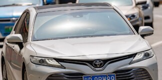 Toyota Camry 2027 дебютировала в Китае: премиальный салон, экран 15,6 дюйма и стартовая цена от 131 800 юаней
