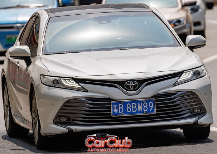 Toyota Camry 2027 дебютировала в Китае: премиальный салон, экран 15,6 дюйма и стартовая цена от 131 800 юаней