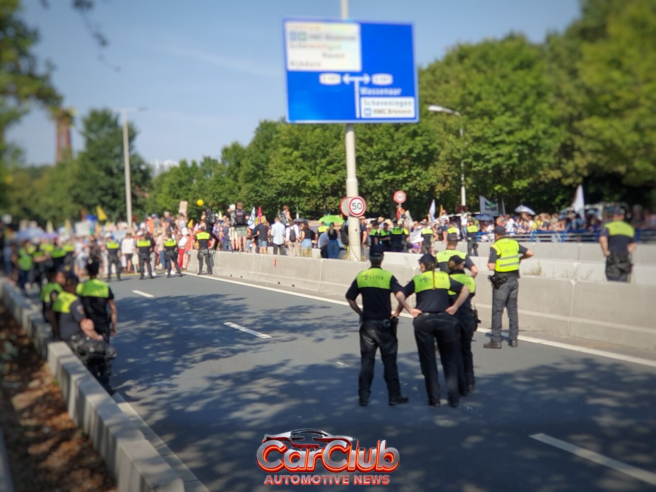 Полиция на блокаде A12