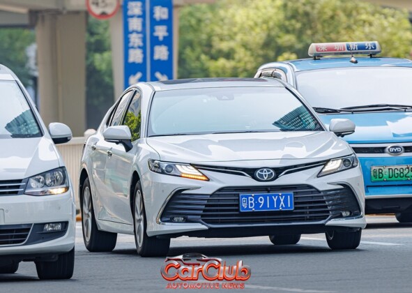 Toyota Camry 2027 дебютировала в Китае: премиальный салон, экран 15,6 дюйма и стартовая цена от 131 800 юаней — изображение 1