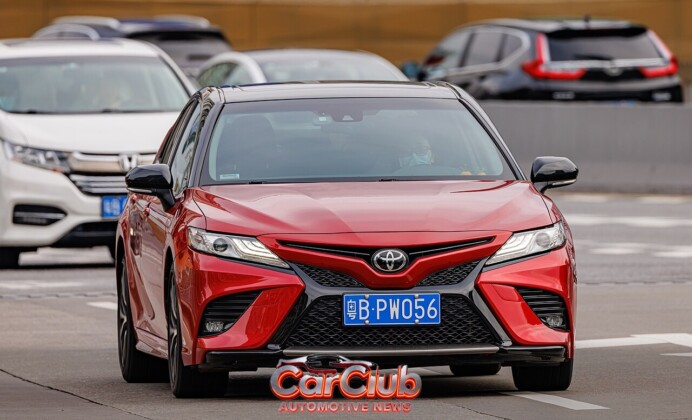 Toyota Camry 2027 дебютировала в Китае: премиальный салон, экран 15,6 дюйма и стартовая цена от 131 800 юаней — изображение 2