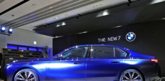 BMW i7 M70: 660 л.с. и театральный экран — прощальная «семёрка» перед Neue Klasse