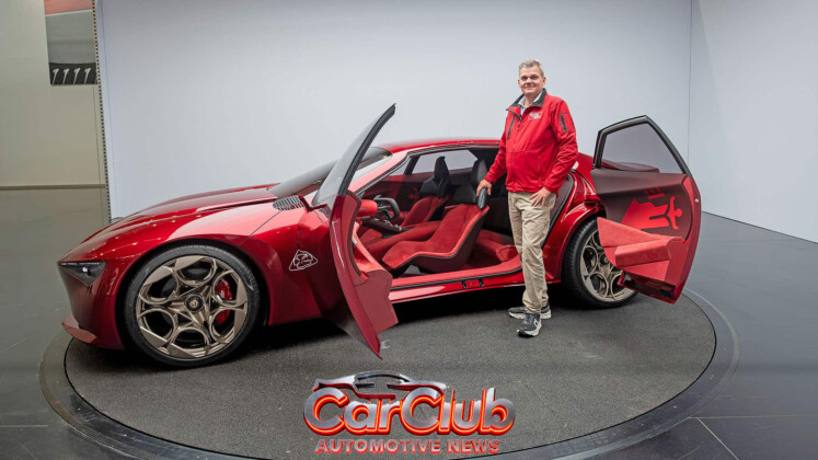 Дизайнер рядом с Alfa Romeo Cuorerosso