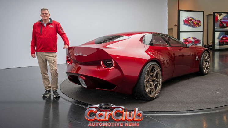 Alfa Romeo Cuorerosso рядом с дизайнером, вид сзади
