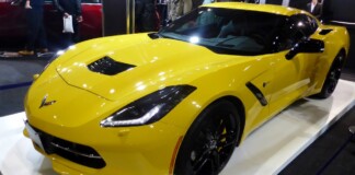 Жёлтый Chevrolet Corvette C7 Stingray, вид спереди
