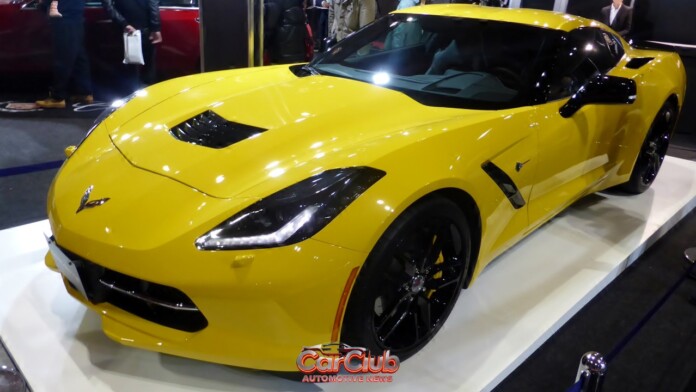 Жёлтый Chevrolet Corvette C7 Stingray, вид спереди