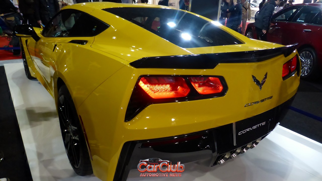 Жёлтый Chevrolet Corvette C7 Stingray, вид сзади