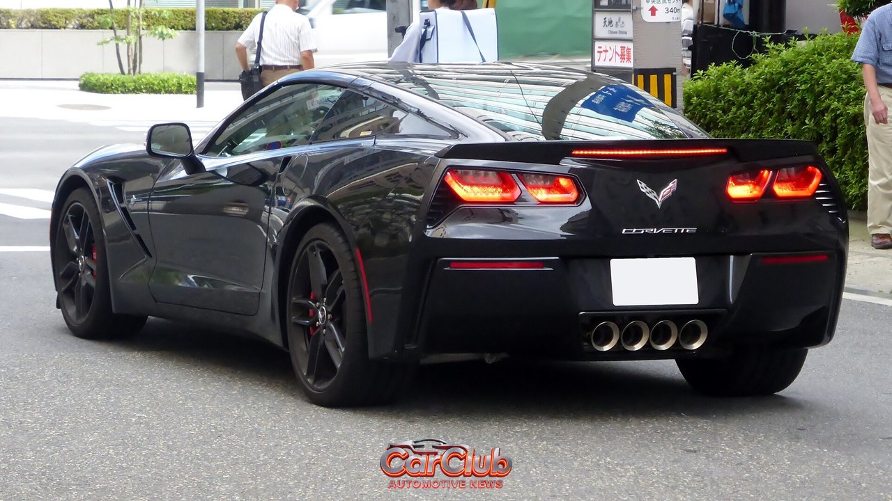 Серый Chevrolet Corvette C7 Stingray, вид сзади на дороге