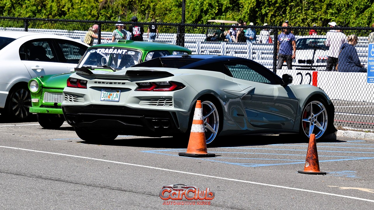 Chevrolet Corvette C8 E-Ray на автодроме, вид сзади