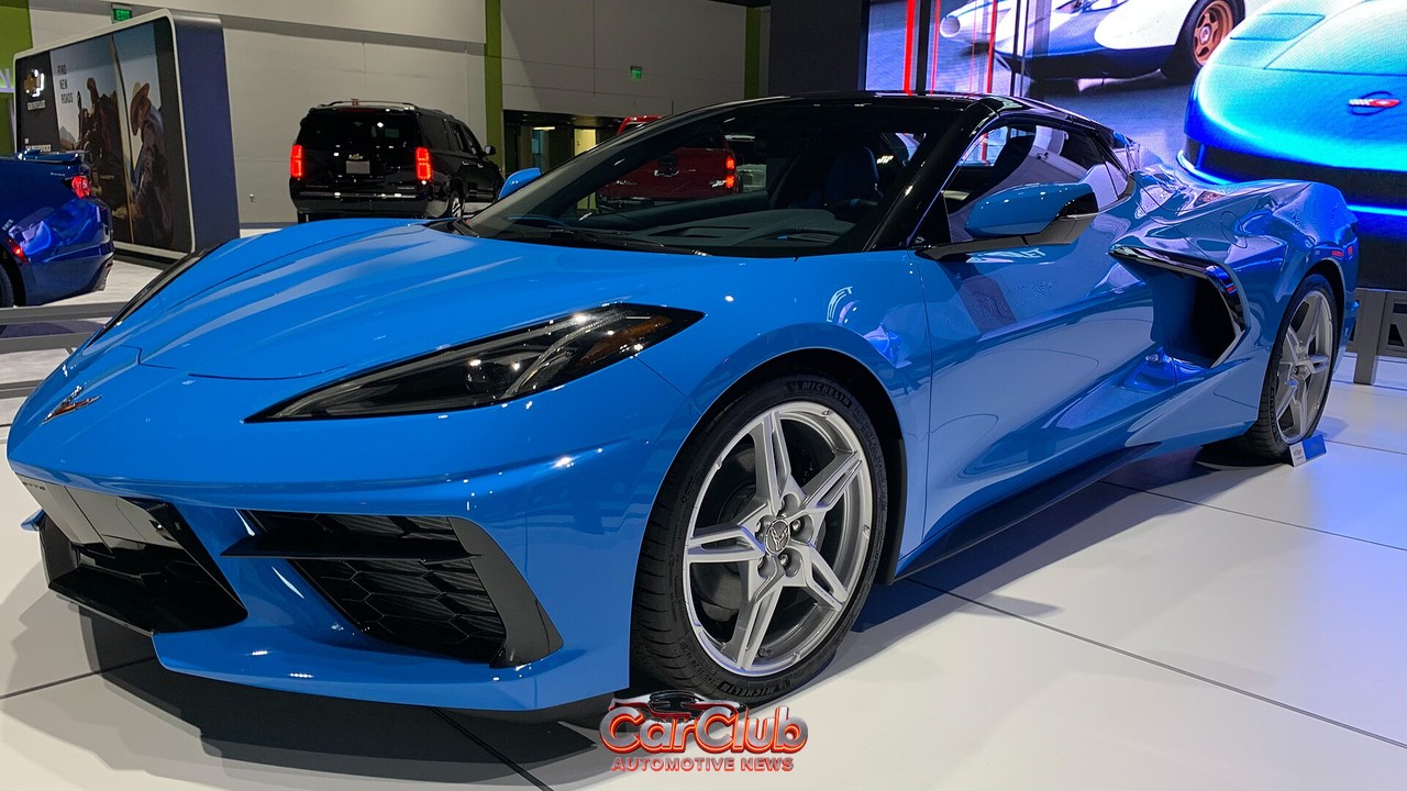 Синий Chevrolet Corvette C8 Stingray, вид спереди