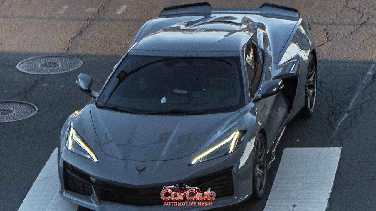 Серый Chevrolet Corvette C8 Z06, вид сверху