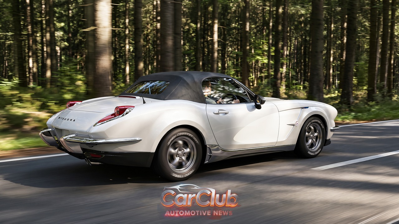 Белый Mitsuoka LA1 на дороге, вид сзади
